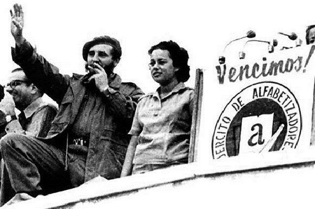 "Alfabetizar, alfabetizar, venceremos". La misión más linda y más noble que asumió la juventud cubana. #FelicidadesMaestros #CubaVive