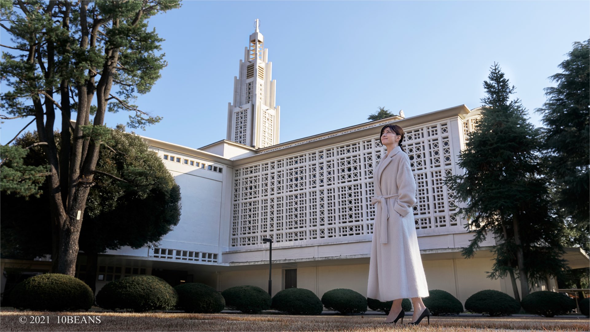 新美の巨人たち ステンドグラスの美 礼拝堂の内部では42色のステンドグラスが美しい光を降り注ぎます 壁面や祭壇 燭台などの装飾は アントニン レーモンド の妻でグラフィックデザイナーのノエミが手掛けました 新美の巨人たち 東京女子大学