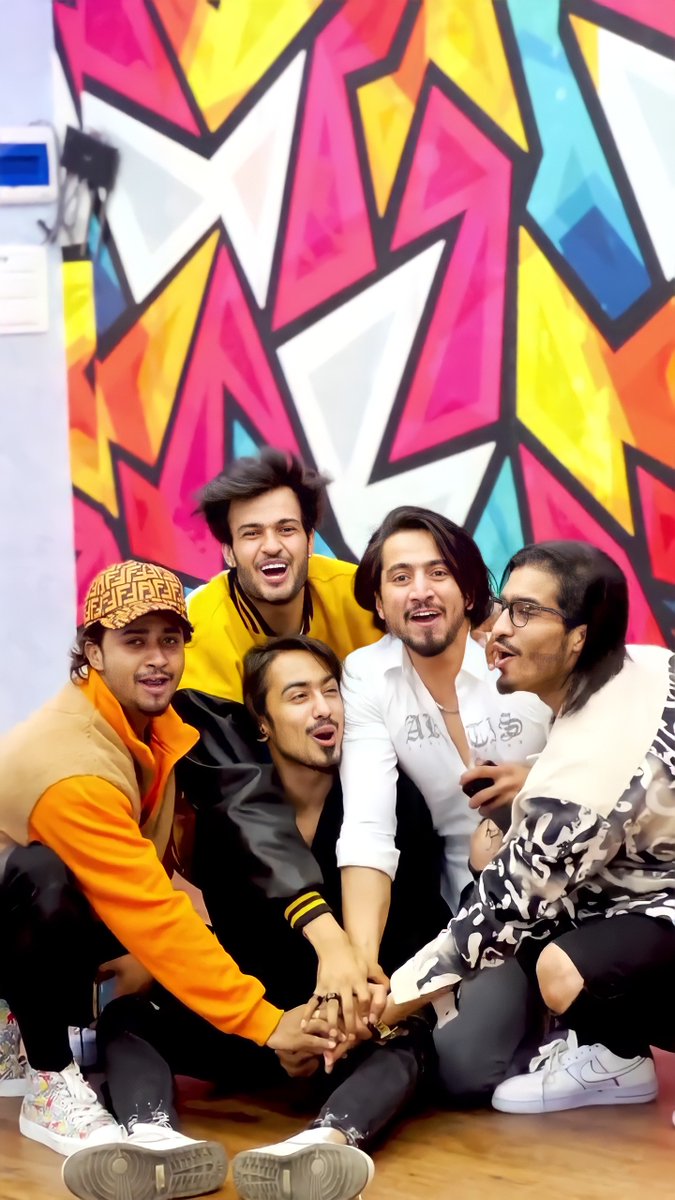 Dilli_ki_ladki_'s tweet photo. Friends? Nah we are brothers..

YAAR BHOOKE NANGE OUT TOMORROW https://t.co/SPR5uzCfLD