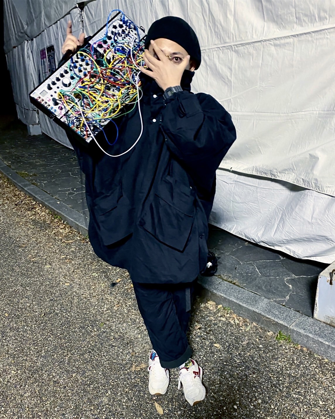 りんご音楽祭 12 29出演者紹介 Taro Aiko 音響ブランドm A S F の開発者にして Endonのエレクトロニクス奏者 自身が設計制作した発振器やエフェクターを用いた独自のハードスタイルを追求 展開してきた 近年はモジュラーシンセサイザーを用いた演奏