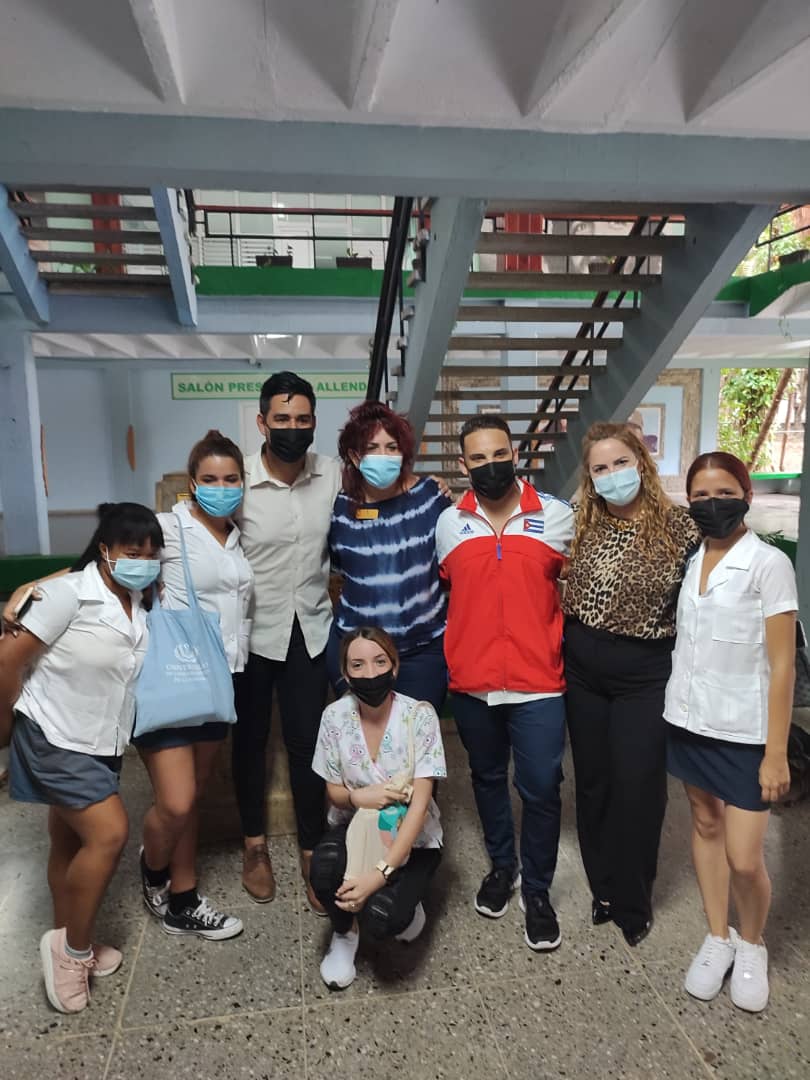 FabianAlonso23's tweet photo. La FEU y la UJC de la @UCMHabana asaltamos sorpresivamente a nuestros Decanos y Consejo de Dirección como parte del agradecimiento por todo el apoyo que siempre nos han dado en este Día del Maestro no hay mejores palabras para ustedes que Gracias por tanto Muchas FELICIDADES https://t.co/FBcncelkE5