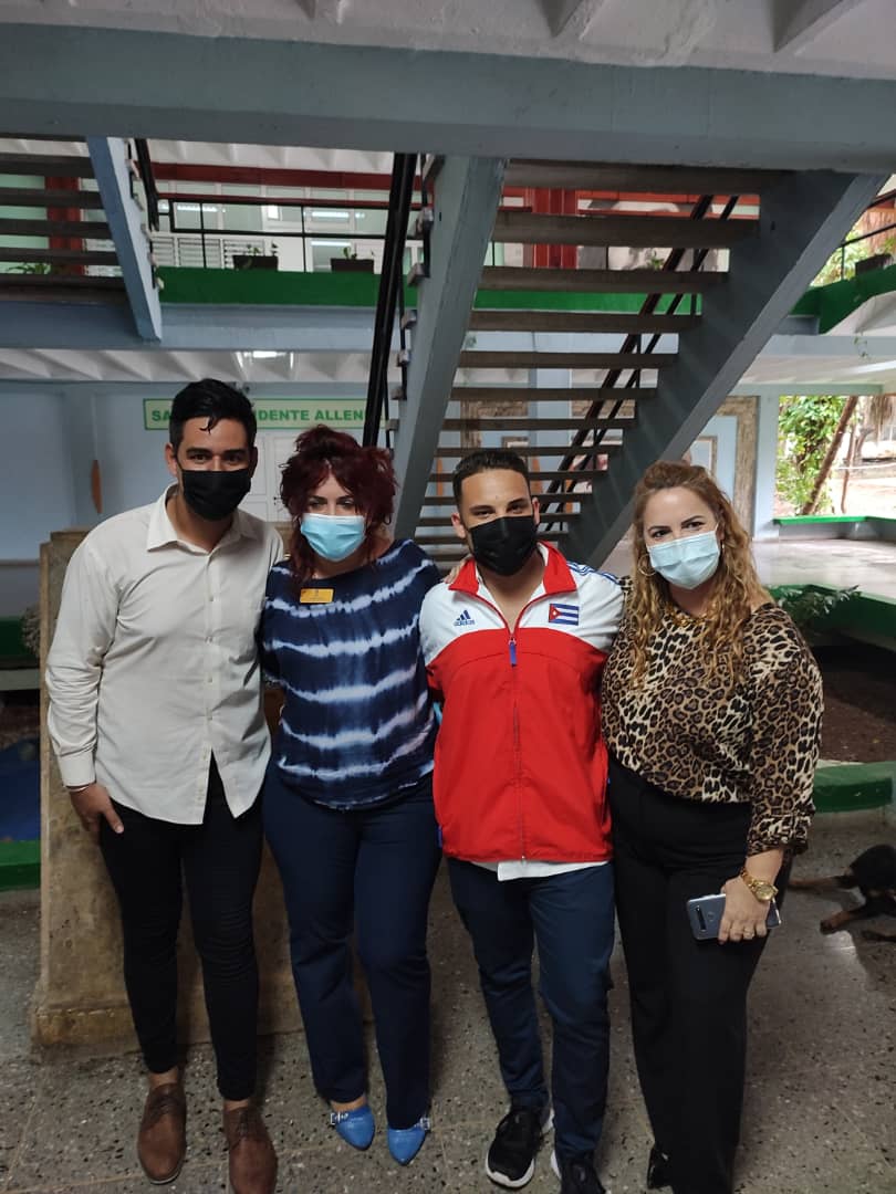 La FEU y la UJC de la <a href="/UCMHabana/">Universidad de Ciencias Médicas de La Habana</a> asaltamos sorpresivamente a nuestros Decanos y Consejo de Dirección como parte del agradecimiento por todo el apoyo que siempre nos han dado en este Día del Maestro no hay mejores palabras para ustedes que Gracias por tanto Muchas FELICIDADES