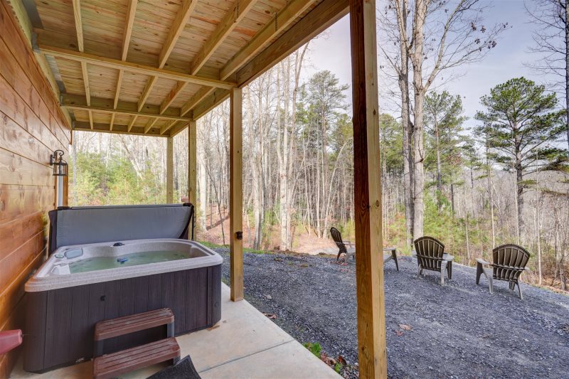 GA_MTN_CABINS's tweet photo. Introducing Possum Holler: Our newest cabin rental in #blueridgega! Just in time for Valentine's, MLK, and President's Day😃

Check out more pics &amp; info here: https://t.co/IKUH4bfSay

#vacationrental #cabins #blueridgemountains #brandnew #booknow #cabinrental https://t.co/xFYLyfbAU2