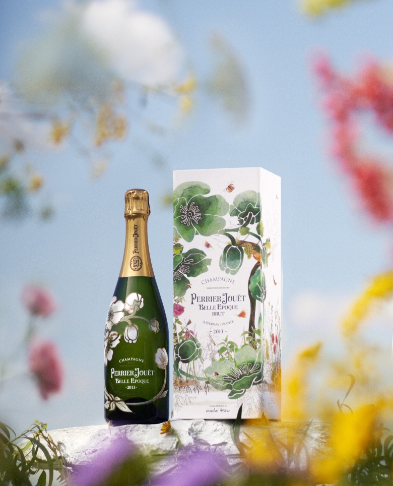 Dale un toque exclusivo a tu Navidad con nuestra nueva colección limitada de @PerrierJouet_ES 🥂 Un estuche especial elaborado por los diseñadores austriacos Katharina Mischer y Thomas Traxler inspirado en la interacción entre el hombre y la naturaleza #BelleEpoque2013