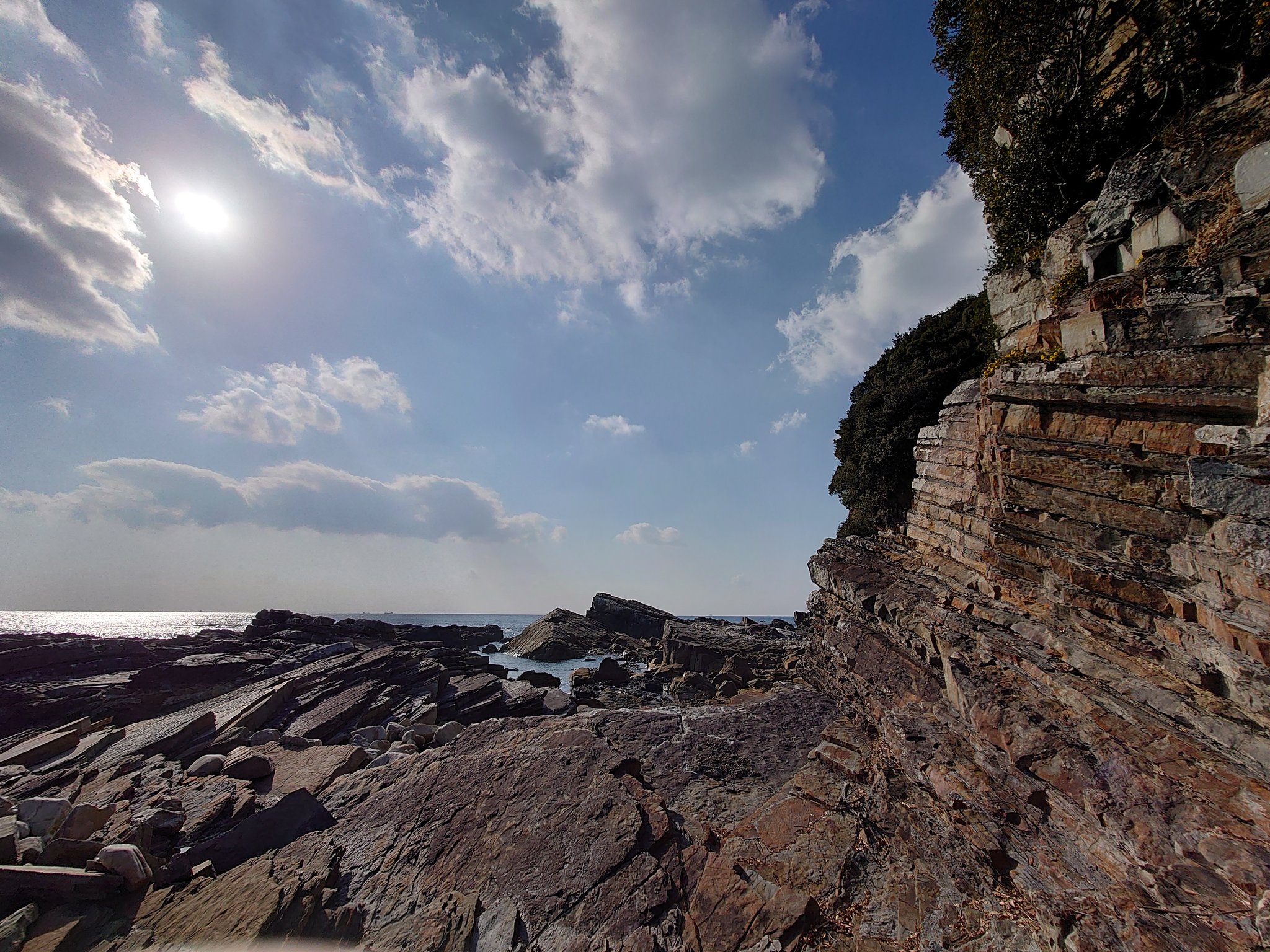伊舞なおみ いまいなおみ なーさん 砂岩と泥岩が交互に積み重なった砂岩泥岩互層は海溝の扇状地に堆積した地層でタービダイトと呼ばれる んだそうです 絶景っ ラジオで女子旅 和深海岸 南紀熊野ジオパーク 和歌山県 T Co excjv9sx