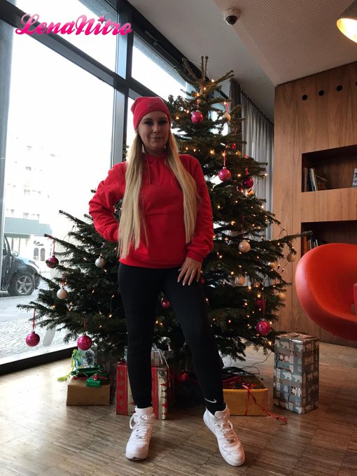 Endspurt im Rennen um die dicksten Weihnachtsb&auml;uche... 😅😂🤣 https://t.co/aFnZJeMyPN