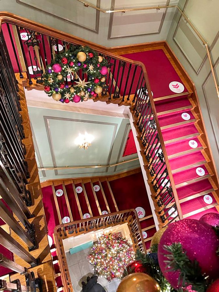 cat_limited's tweet photo. @fortnums certainly know how to decorate a staircase. Looks wonderful with the CAT BN1 Polished Brass Nosings.🎄🎁🎄

@gravityflooringlimited #FortnumsChristmas #staircase #xmas2021 #colour #redcarpet #london #nosings #architects #shopping https://t.co/7bVAqXQXPG