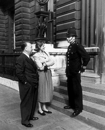 CitizenScreen's tweet photo. Alfred Hitchcock with Ingrid Bergman in London, c. 1949. #DailyIngrid https://t.co/4dBWAnY9ZG