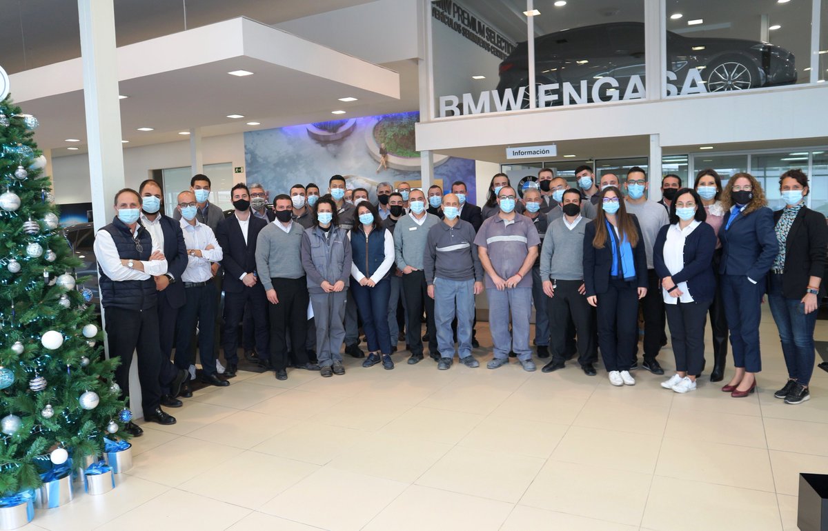 BMWEngasa's tweet photo. Todo el equipo @BMWENGASA les desea. Feliz Navidad y Próspero Año Nuevo! Una Navidad y un 2022 llenos de momentos felices y compartidos. Salud 🥂 ❤️

📍 Av Ausiás March, 190 Pista de Silla  Valencia
📍 Av del Real M St María de Poblet, 74 Quart de Poblet
#FelizNavidad #Feliz2022 https://t.co/YZzKwAiS1y