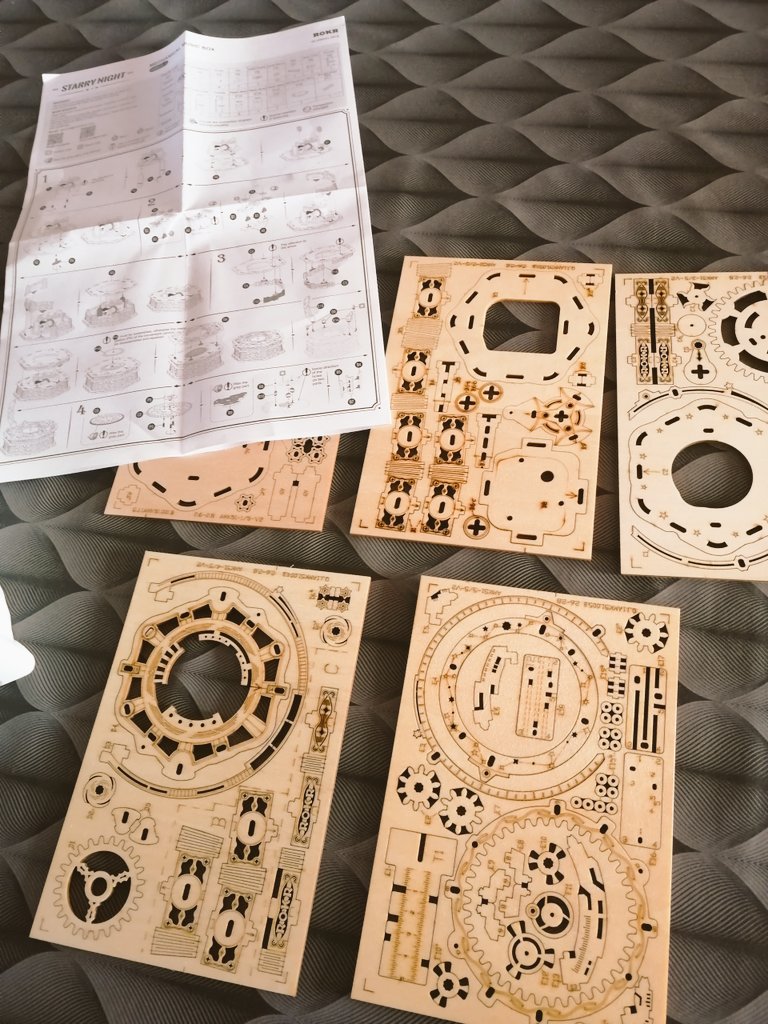 AutechaudC's tweet photo. Aujourd'hui construction d'une boîte à musique Astro✨🎶
Merci @SensAstro31 🎅
#Boiteamusique #MusicBox #Astronomie #Maquette https://t.co/sELO3Ur7ZZ