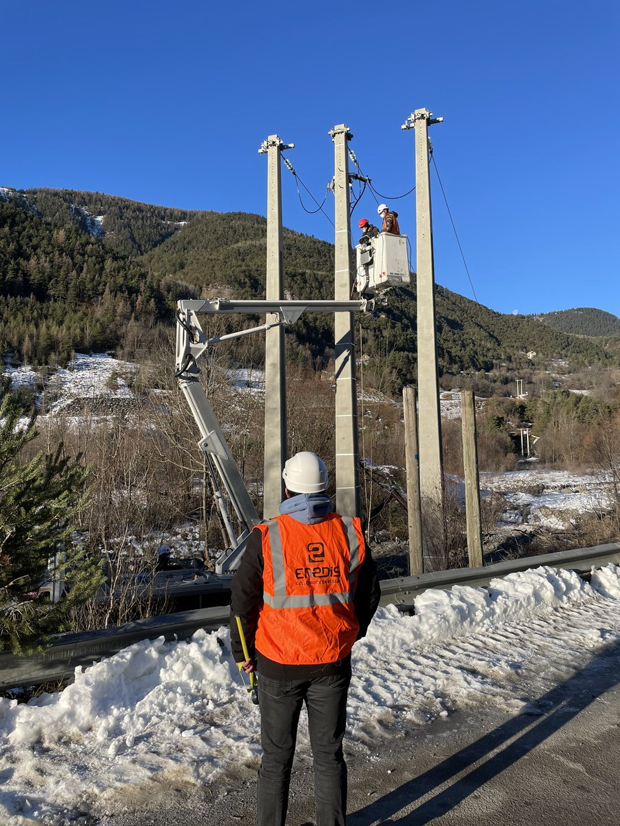 MXavi64's tweet photo. 👉Suite à la #TempêteAlex, les travaux de reconstruction du réseau #électrique se poursuivent !  

Dans  les vallées de la @MetropoleNCA, @enedis et ses prestataires👷🏻‍♀️terminent la remise en état de la ligne pour sécuriser l’alimentation de la station d’Auron 🎿

#servicepublic https://t.co/vSqjAGXaOq