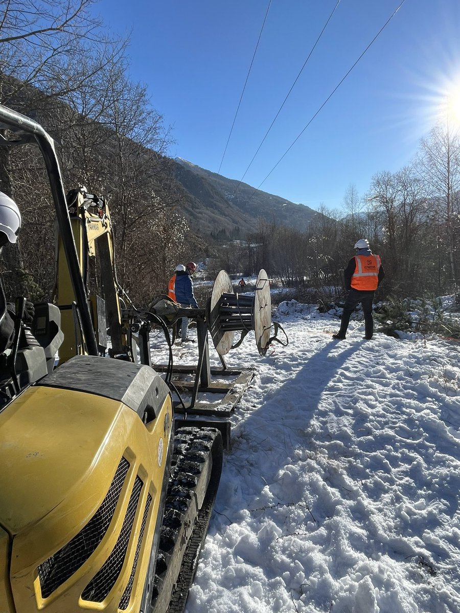 MXavi64's tweet photo. 👉Suite à la #TempêteAlex, les travaux de reconstruction du réseau #électrique se poursuivent !  

Dans  les vallées de la @MetropoleNCA, @enedis et ses prestataires👷🏻‍♀️terminent la remise en état de la ligne pour sécuriser l’alimentation de la station d’Auron 🎿

#servicepublic https://t.co/vSqjAGXaOq