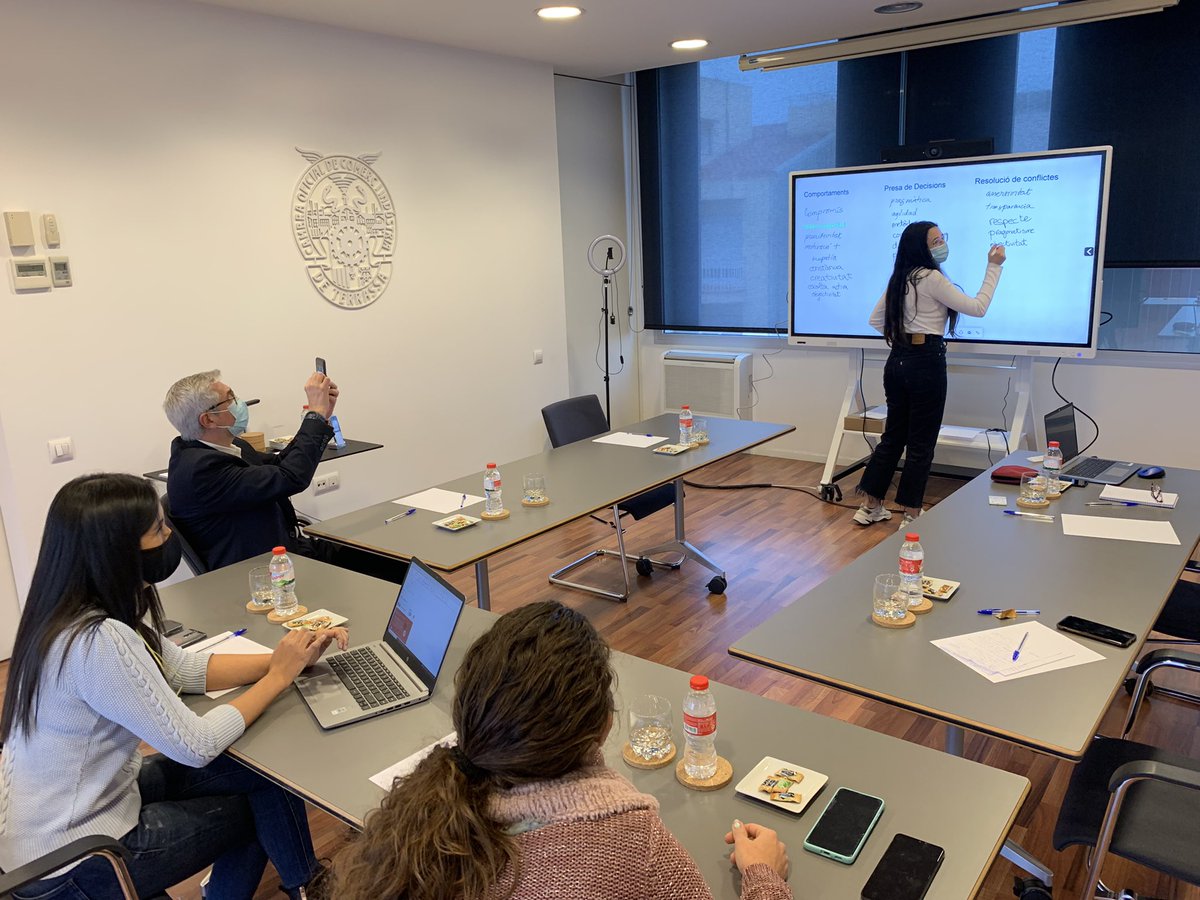 marian0204's tweet photo. Avui iniciem nou equip Agile, incorporant mitjans tecnològics que ens aporta eines pel desenvolupament del treball compartit. 
Han les ‘regles del joc’, compromisos que assumeix l’equip que aporten cohesió  per assolir plegats els objectius fixats.
#CambraAgile https://t.co/DRXT53GGY2