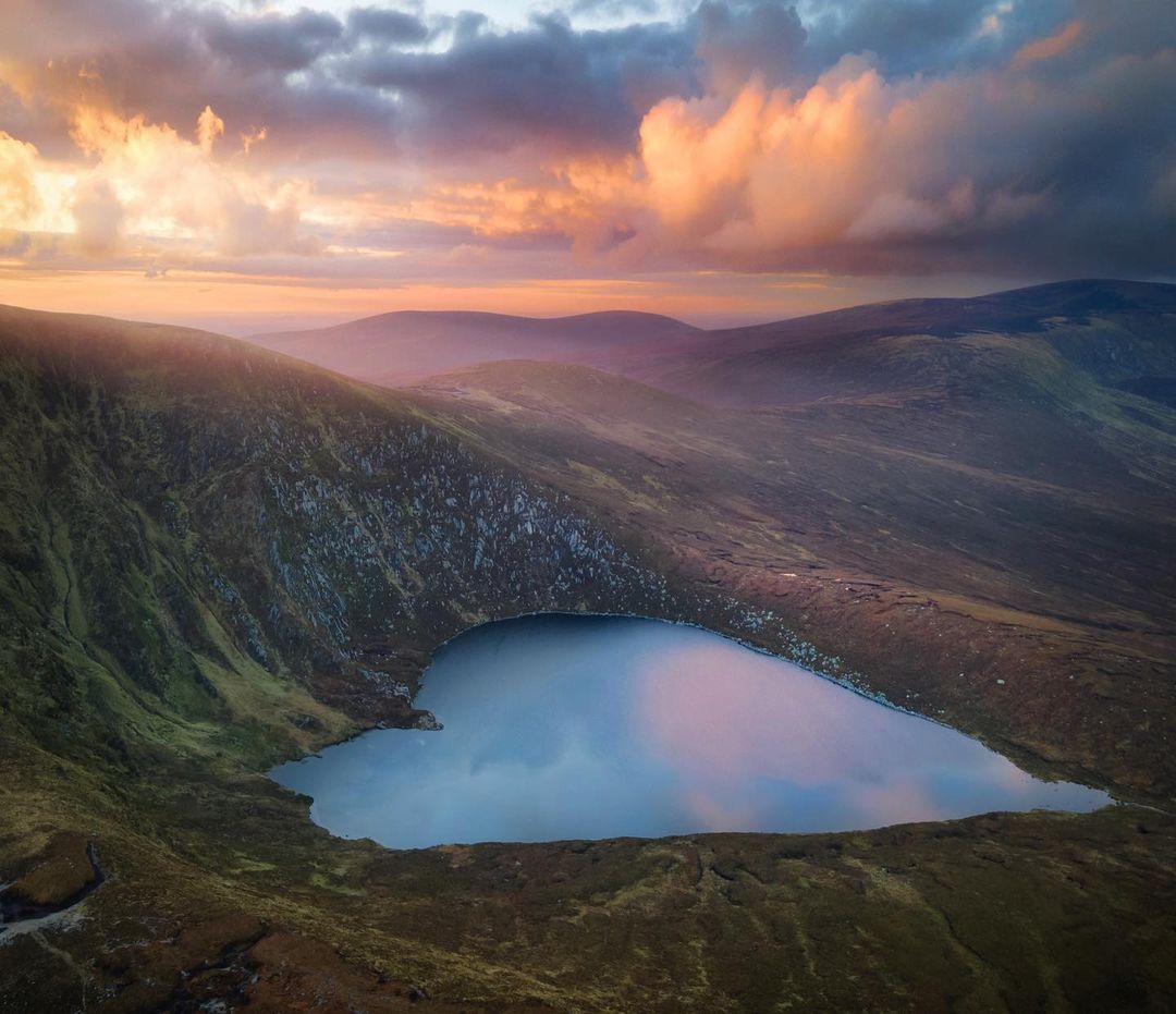 discoverirl's tweet image. Home is where the heart is! 💚 Scenes like this one in #Wicklow are waiting to welcome you over the #Christmas break! 🙌

#KeepDiscovering #IrelandsAncientEast
📸 @MarkMcGuire_Irl