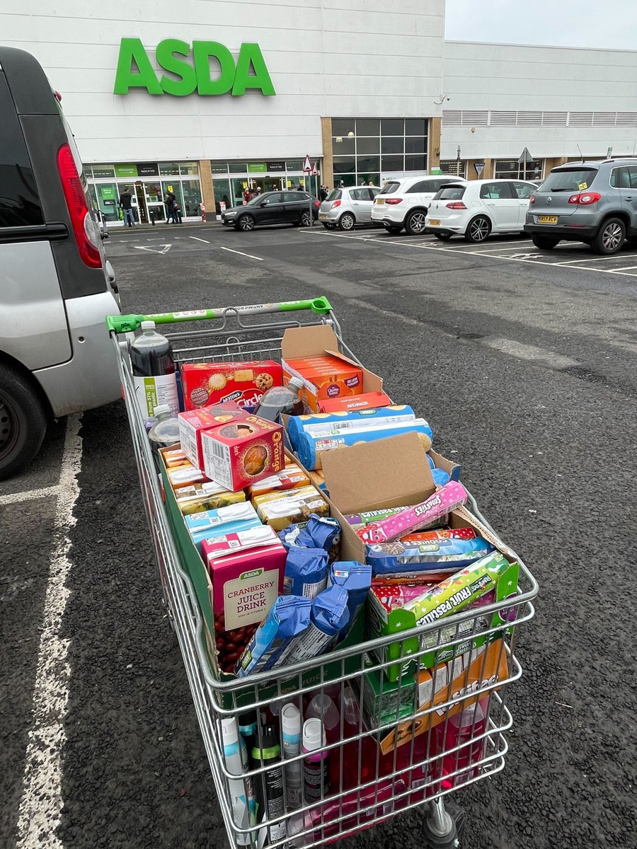 evolved_search's tweet photo. Big shout out to the team for raising £200 for two foodbanks ahead of Christmas. Thanks to @Steph_L_Holmes, @laurenemmagreen and @EvaChengPR for doing the VERY big shops 👏

Some cars &amp; trolleys full of much-needed items 👇 https://t.co/f5xDLJNars