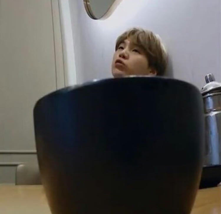 jinberrychii's tweet photo. yoongi in a cup, bowl, pot and glass — an absolutely devastating thread https://t.co/3iMc7wfvVo