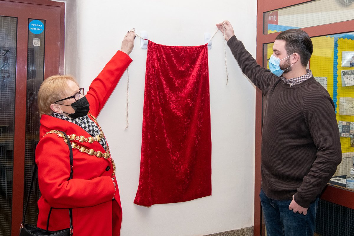 WiganCouncil's tweet photo. This morning a blue plaque was unveiled to commemorate the remarkable life of Margery Booth

She was a Wigan-born opera singer who risked her life acquiring important information for the Allies in Germany during the Second World War

Read more 👉 https://t.co/NTGxhVE8cZ https://t.co/SRh14yAKPg