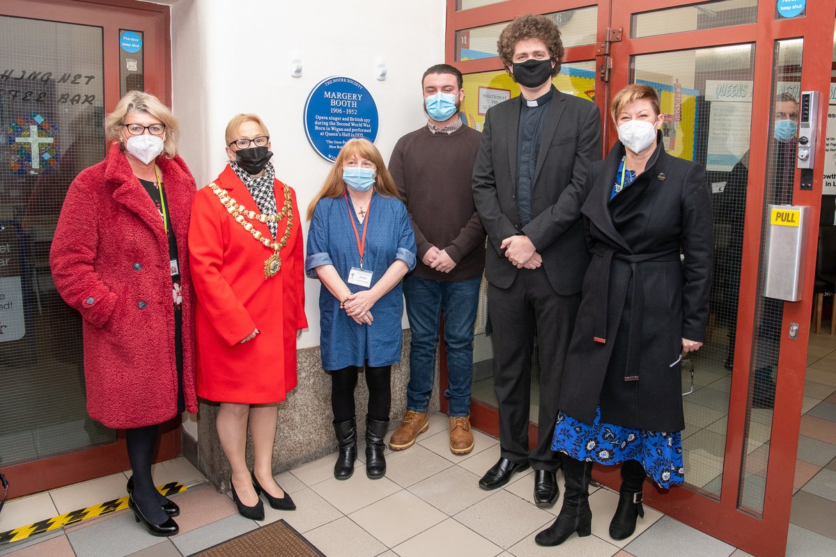 WiganCouncil's tweet photo. This morning a blue plaque was unveiled to commemorate the remarkable life of Margery Booth

She was a Wigan-born opera singer who risked her life acquiring important information for the Allies in Germany during the Second World War

Read more 👉 https://t.co/NTGxhVE8cZ https://t.co/SRh14yAKPg