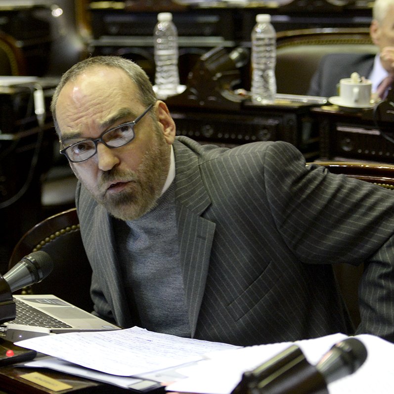 Fernando Iglesias se casó luego de una maratónica sesión que ni lo dejó dormir, se hizo llevar el traje al Congreso, y llegó literalmente 5 minutos antes a su boda.
Y no se fue de luna de miel porque todavía no había receso. Ayer estuvo.
Por muchos más <a href="/FerIglesias/">Fernando A. Iglesias</a> 
¡Aprendan!