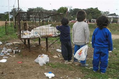 atlanticsurff's tweet photo. Los que te hablan de igualdad, son los mismos que gastaron $19 millones en el Sheraton de Pilar comiendo Ostras y Caviar con Champagne, mientras los nenes en Chaco comen de la basura. Bienvenidos al Kirchnerismo, bienvenidos al socialismo. Esto votaron, genios del voto.👇👊🔥💣 https://t.co/Qz6b2N33zw