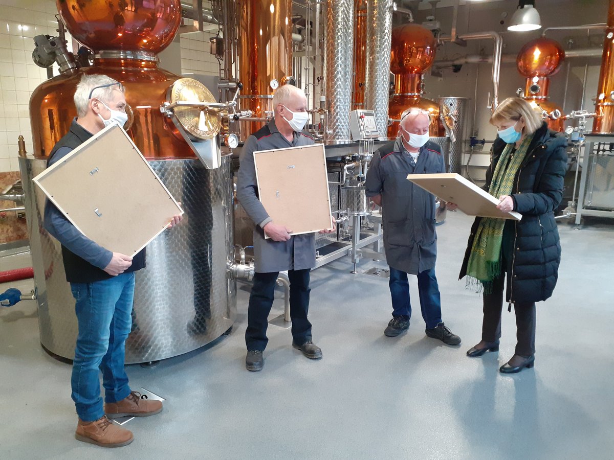 Prefet67's tweet photo. Cette semaine, Josiane Chevalier @Prefet67 a visité la distillerie @Jos_Nusbaumer à Steige. Cette distillerie artisanale fondée en 1947 en Alsace est un des bénéficiaires du plan #FranceRelance de l'année 2021. https://t.co/awWlxsaKsy