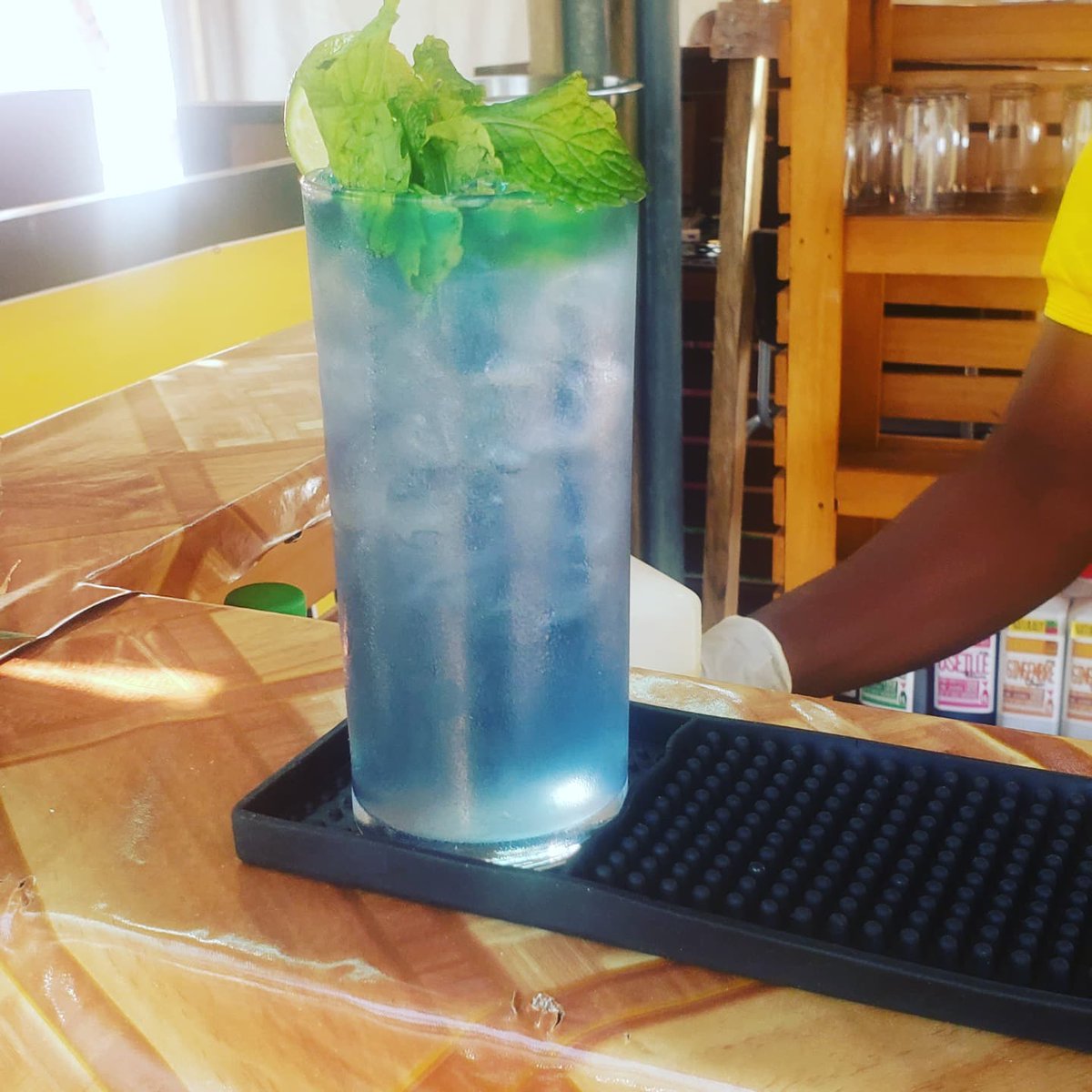 NaturalSyrup's tweet photo. Les meilleurs cocktails et mocktails 
#NGS  sont présents à Yafé jusqu'au 3 janvier 2021.
Alors on vous sert quoi?
Mocktail 1000frs
Cocktail alcoolisé 1500-2000frs
Jus naturels mais aussi nems, shawarma, crêpes et frites

#NaturallyGoodSyrup #naturalsyrup https://t.co/ryk20up5WI