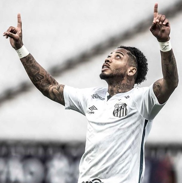 “Não entendo como os clubes, não só o Santos, querem que a torcida consuma produtos oficiais se vendem uma camisa linda por 360 reais. O torcedor vai escolher comer durante o mês ou comprar uma camisa?”

- Marinho