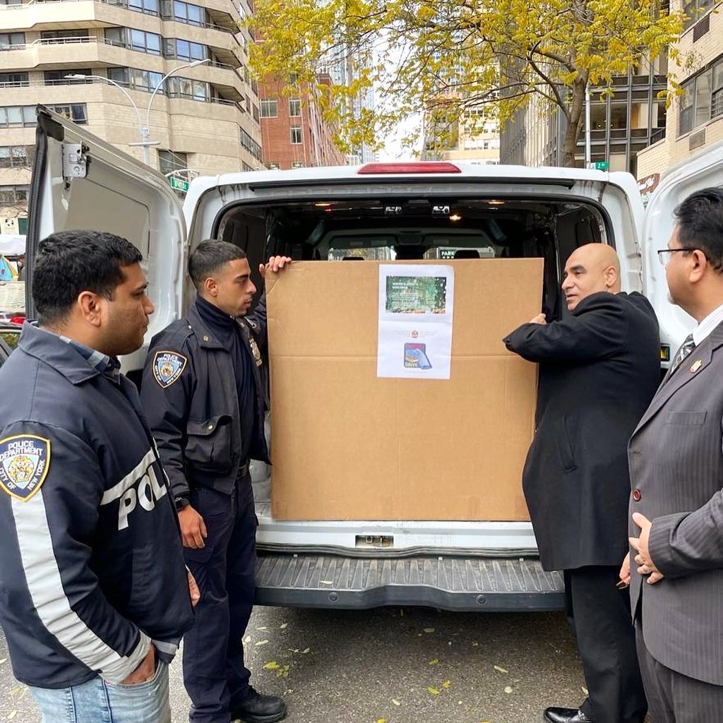 UAEinNYC's tweet photo. This holiday season we participated in @nycservice’s #SecretSnowflake program where we made 50 holiday wishes come true to children who need it most. We also asked our colleagues to help us donate blankets & coats to city shelters. Special thanks to @NYPDMuslim & @globalnyc! https://t.co/RKe9WxbdeY