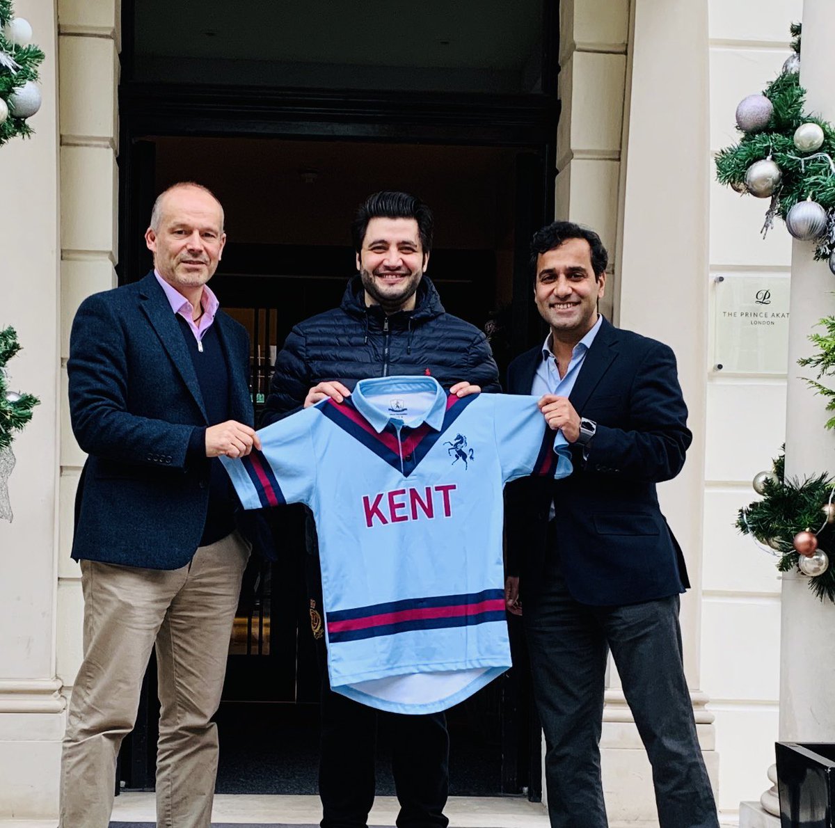 Rehman_Chishti's tweet photo. Good to host a meeting between @JAfridi10 Owner of @PeshawarZalmi  🏏 Cricket Club and @StoreySimon Chief Executive @KentCricket exploring opportunities to grow the game of cricket in 🇬🇧 🇵🇰 @ukinpakistan @CTurnerFCDO @PakistaninUK 👍👍👍 https://t.co/aBfSvWICX2