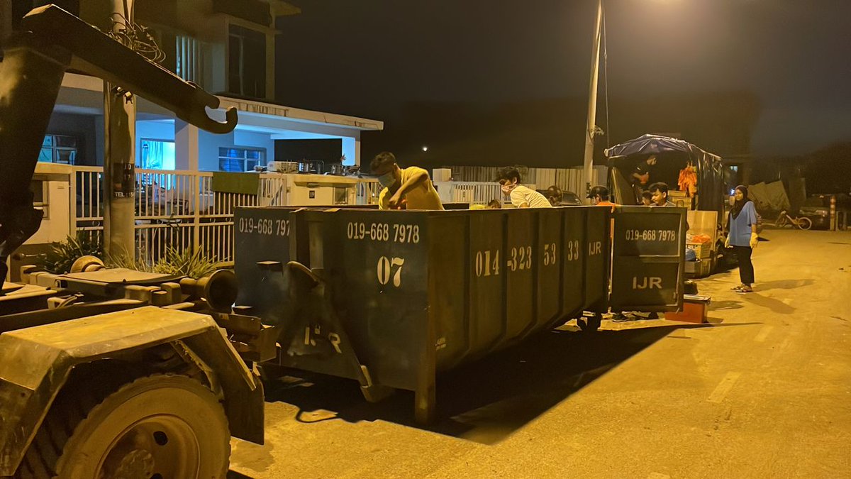 Pasca banjir ini kerja mengemas ni payah. Dan masa ni sampah akan berlonggok. Jadi, kami tahu kat setiap kejiranan banjir perlukan tong sampah roro ini untuk letakkan perabot yang hancur, sampah-sampah, lumpur etc.