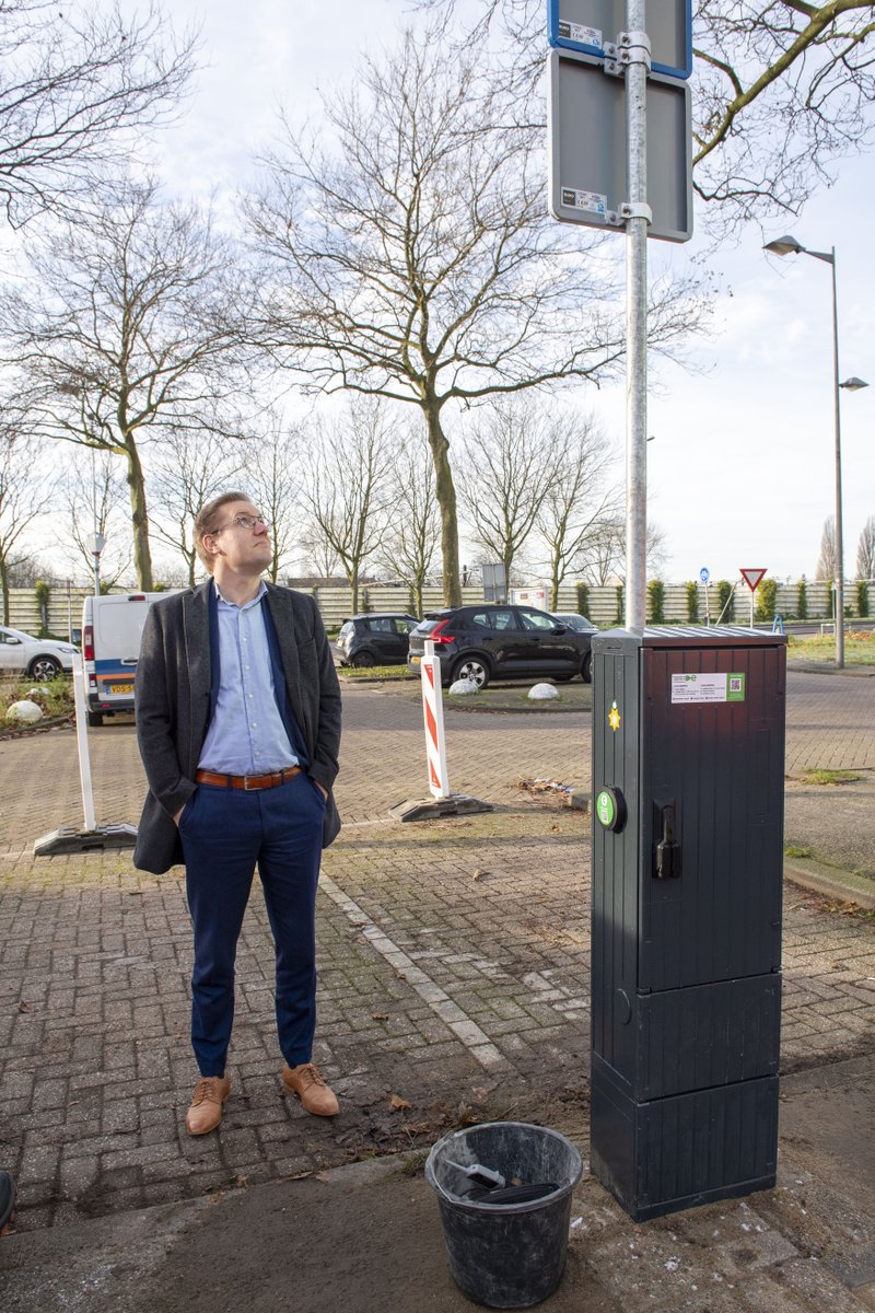 rotterdam's tweet photo. De komende 3 maanden worden 100 slimme #Laadpalen in #Rotterdam geplaatst.🔌De palen zijn voorzien van slimme laadtechnieken waarmee overschotten worden teruggeleverd aan het net tijdens pieken. 👉https://t.co/UpMxls4qry  #Smartcharging #Vehicletogrid @duurzaam010 @circulair010 https://t.co/xrWpnjEltX