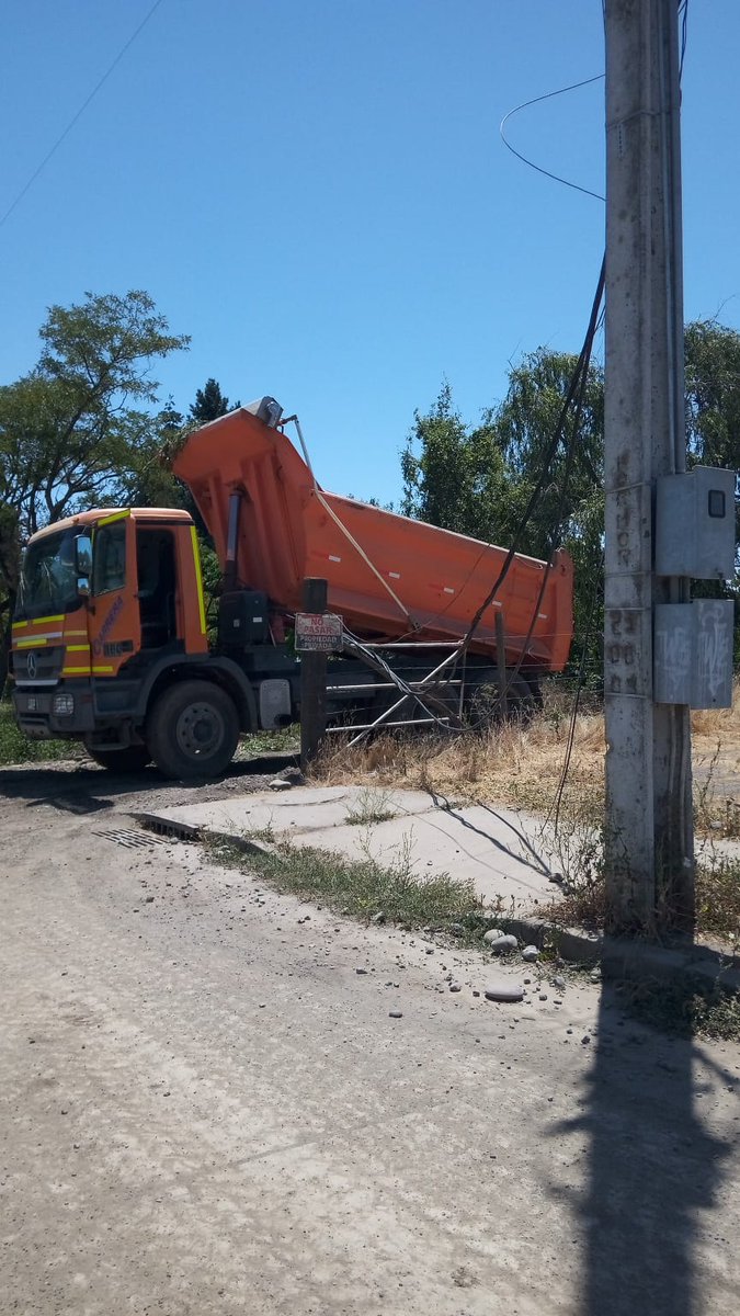 carlosibaceta2's tweet photo. @mop_nuble camión de empresa constructora responsable de mejoramiento Estero las Tosca corta cables y deja sin energía eléctrica a Hacienda Los Fundadores, otro daño más producto de estos trabajos. Quién fiscaliza esta situación @ladiscusioncl @CronicaChillan @RadioNuble https://t.co/WskN7Fks0N