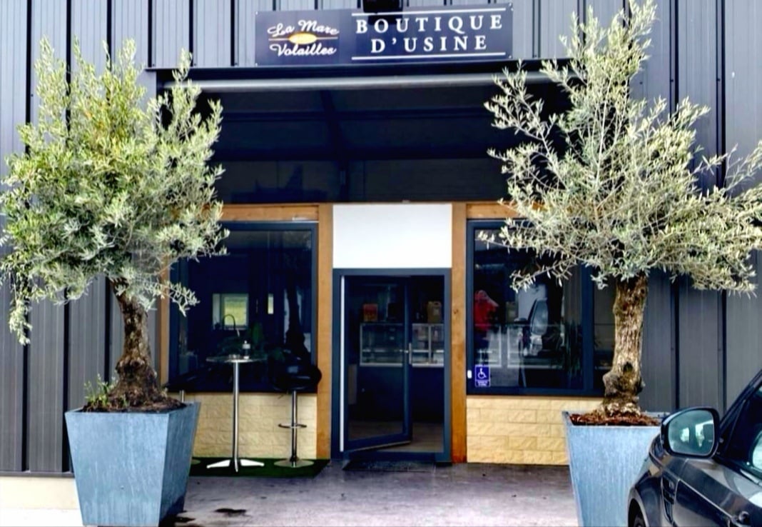 MaisonMarechal's tweet photo. Pour vos achats de dernières minutes, n'hésitez pas à passer à la boutique. Vous y retrouverez nos paniers gourmands réalisés selon vos souhaits et tous nos produits d'exception pour sublimer votre réveillon ! #bernay #épiceriefine #caviste https://t.co/RN4uJSs5zx