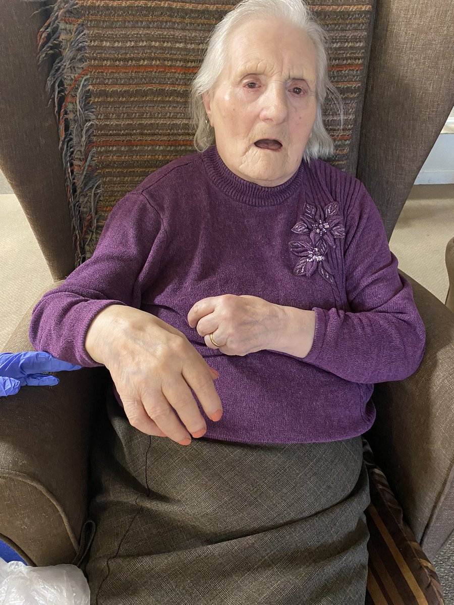 SilkCourtAH's tweet image. So today our lady’s had a little pamper and had their nails done all ready for Christmas 💅🎄❤️ #carehomes #pamper #nails