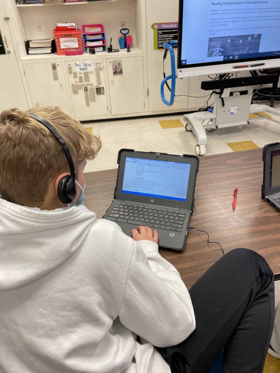 BellicoJesse's tweet photo. Students using Google Read and Write tools to fit their needs.  Screen mask and reader function for the win! ⁦@coach_mhs⁩  #QMSRocks #UseyourTools https://t.co/WkoEIMTml3