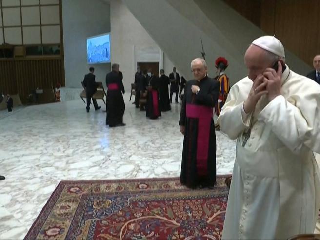 Corriere's tweet photo. Papa Francesco interrompe l’udienza settimanale per rispondere al telefono https://t.co/fYTQsUpHlh https://t.co/BCyLDP5QHk