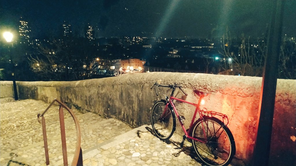 RustinGuidolin's tweet photo. #newbikeday sur Grenoble ! 🤩🤩🤩
Il reste quelques menus réglages a faire, mais promis demain je fais des belles photos où on voit vraiment la bête ! https://t.co/0sNZW9fOwm