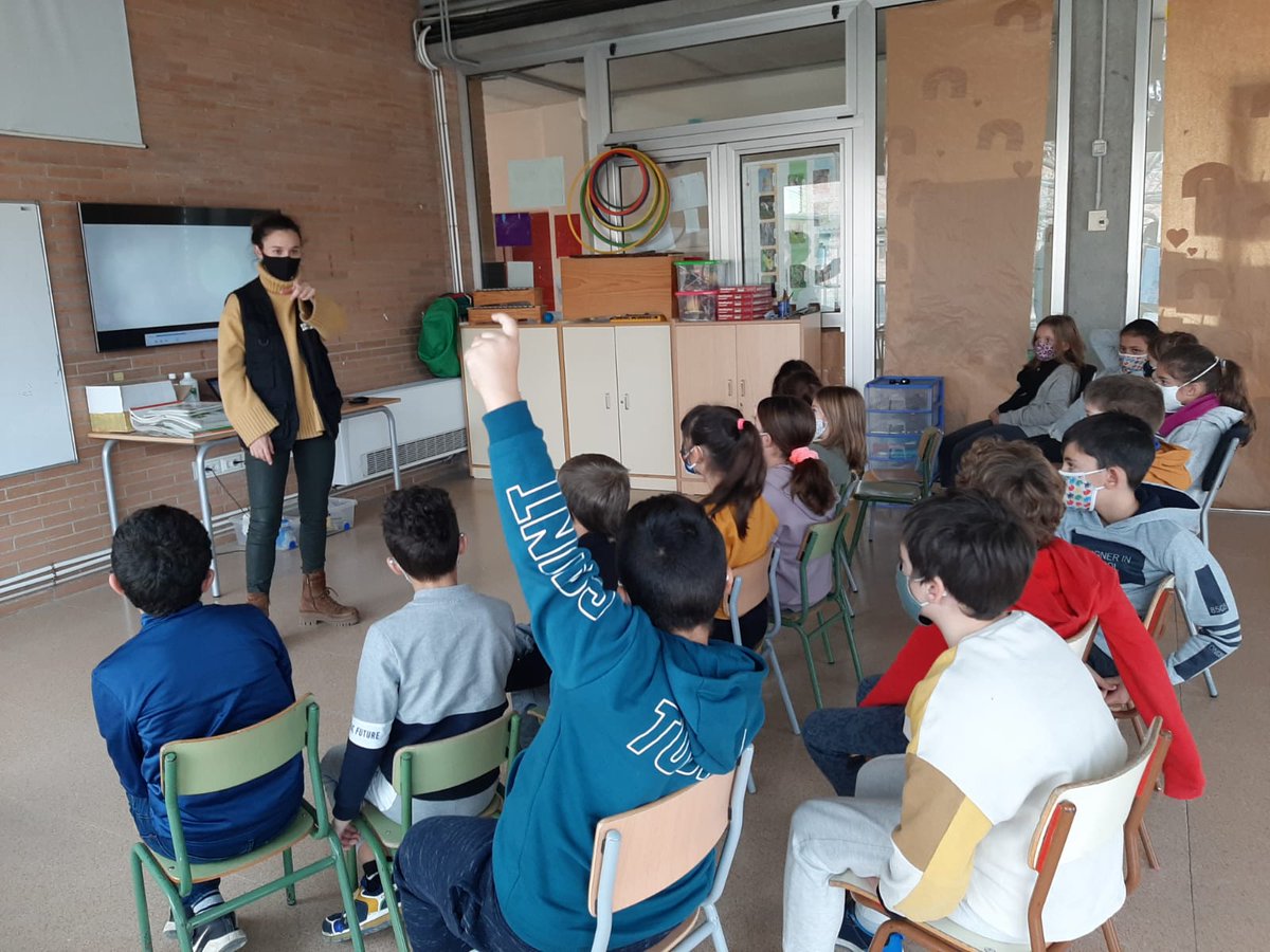 cc_urgell's tweet photo. 💬 Aquests dies seguim fent campanya de sensibilització sobre la recollida selectiva a les escoles de l'#Urgell. 

♻️ Ahir va ser el torn de l'escola el Terrall de #Castellserà. 

#reciclarCompta #feshobe! @ecoembes @ecovidrio @residuscat https://t.co/TG3T5mAHqO