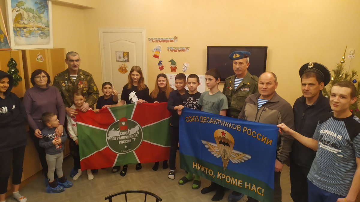 центр СОЗВЕЗДИЕ посетили дорогие гости: пограничники, ВДВ, морское братство. Было сказано много пожеланий с Новым годом, замечательных напутствий воспитанникам, подарили сладкие подарки.В теплой беседе гости дискутировали с ребятами. Шутили, пили вкусный чай со сладостями!