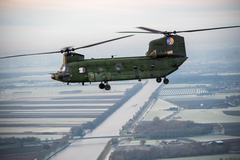 RobAdang's tweet photo. Vandaag laatste vlucht van onze 'ACMS' Chinook, het werkpaard van @dhcluchtmacht dat ruim 25 jaar vrede en veiligheid bracht op vele plaatsen in de wereld. Trots op de mannen en vrouwen van @298Squadron die hun belangrijke taken voortzetten met de nieuwste CH-47F @Kon_Luchtmacht https://t.co/UHa1c0CYOM