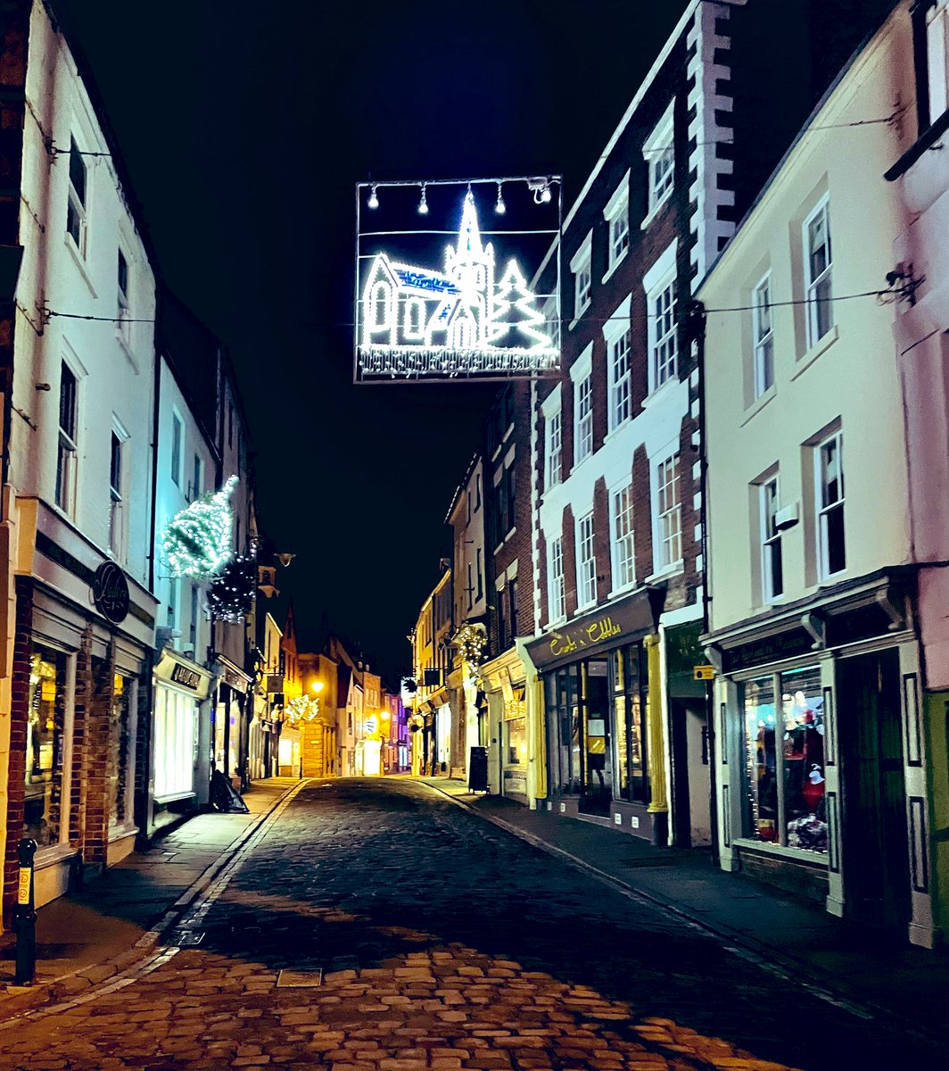 A festive looking Church Street 🎅🏼☃️❄️🎄#whitby #northyorkshire #winter #christmas #cobbledstreets