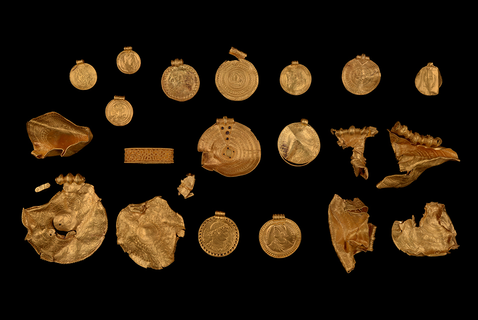 artdaily's tweet photo. Gold hoard from Vindelev to be part of exhibition about the prelude to the Viking Age #Vindelev #goldhoard #exhibition #VikingAge #art #newspaper
Read more about this here: https://t.co/OWCt0hHBx2
Subscribe for free to ArtDaily Newsletter: https://t.co/KAjH8fOjK2 https://t.co/AdWp9zEfcw