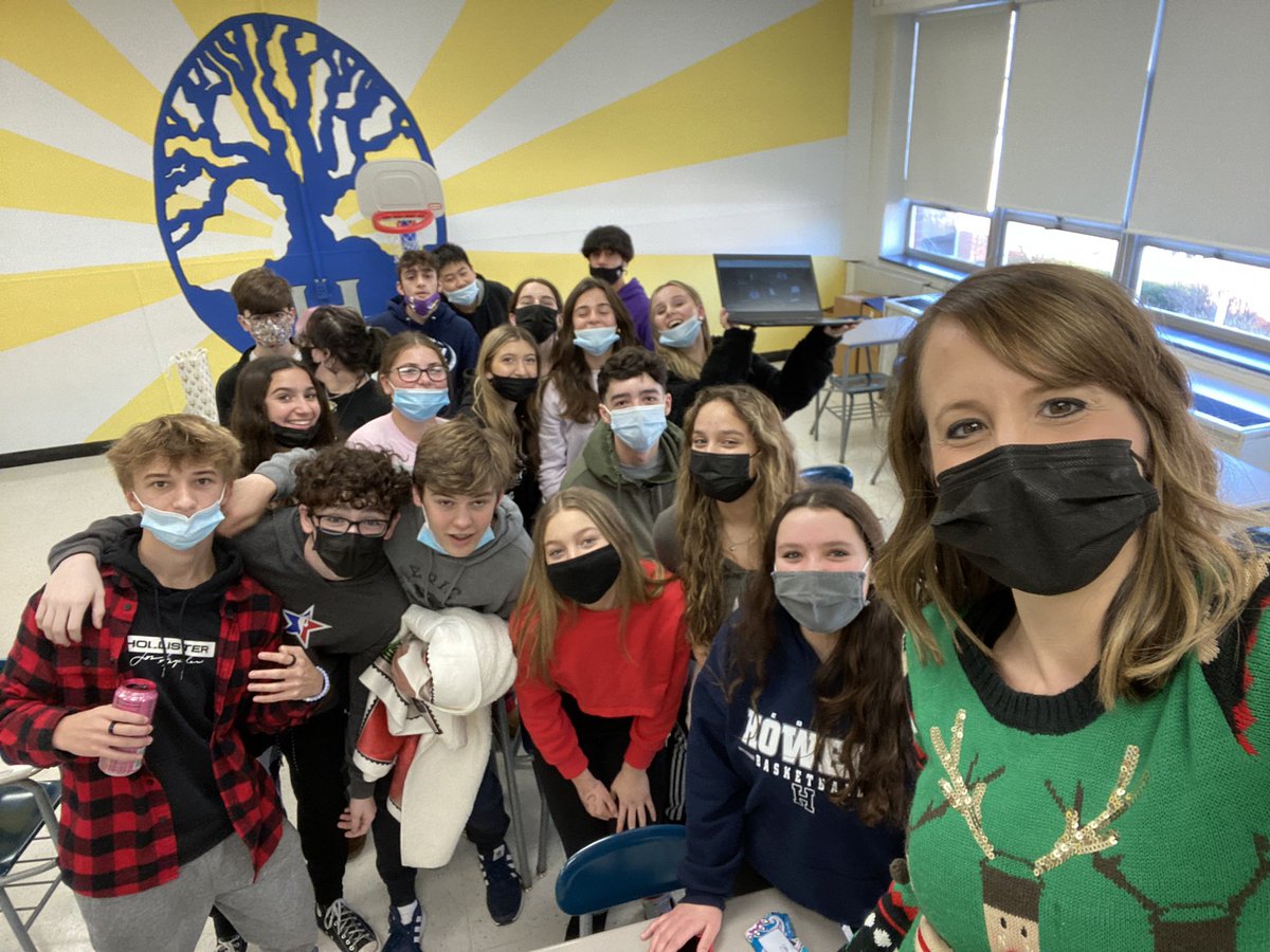 When your class likes each other so much they plan a secret Santa 🎅🏼❤️