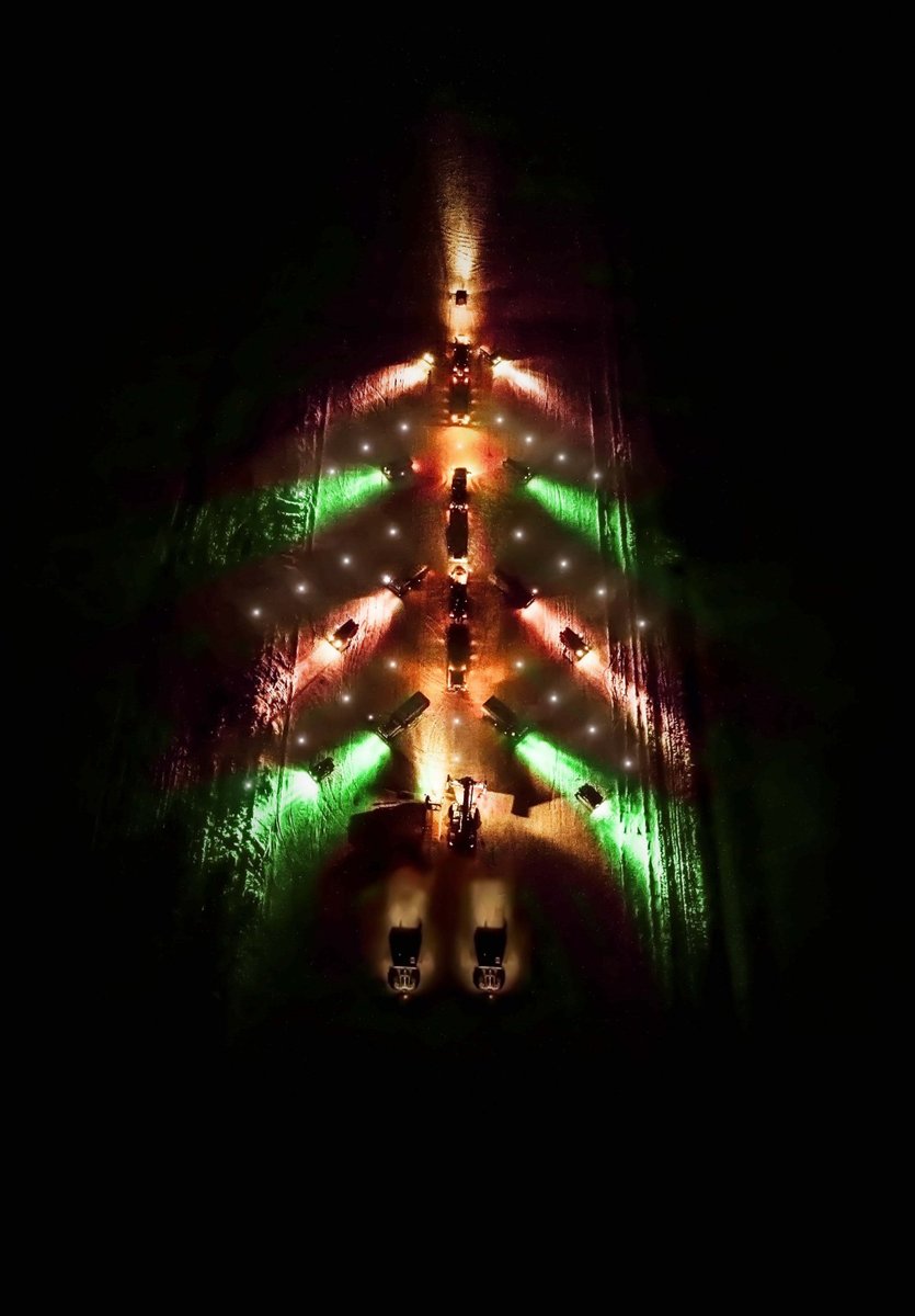 UK 🇬🇧French 🇫🇷and Estonian 🇪🇪tanks - led by the <a href="/RoyalTankRegt/">Royal Tank Regiment</a> - have formed their own Christmas tree to send festive wishes back home. Thank you to all those deployed overseas and away from their families over Christmas. 🎄