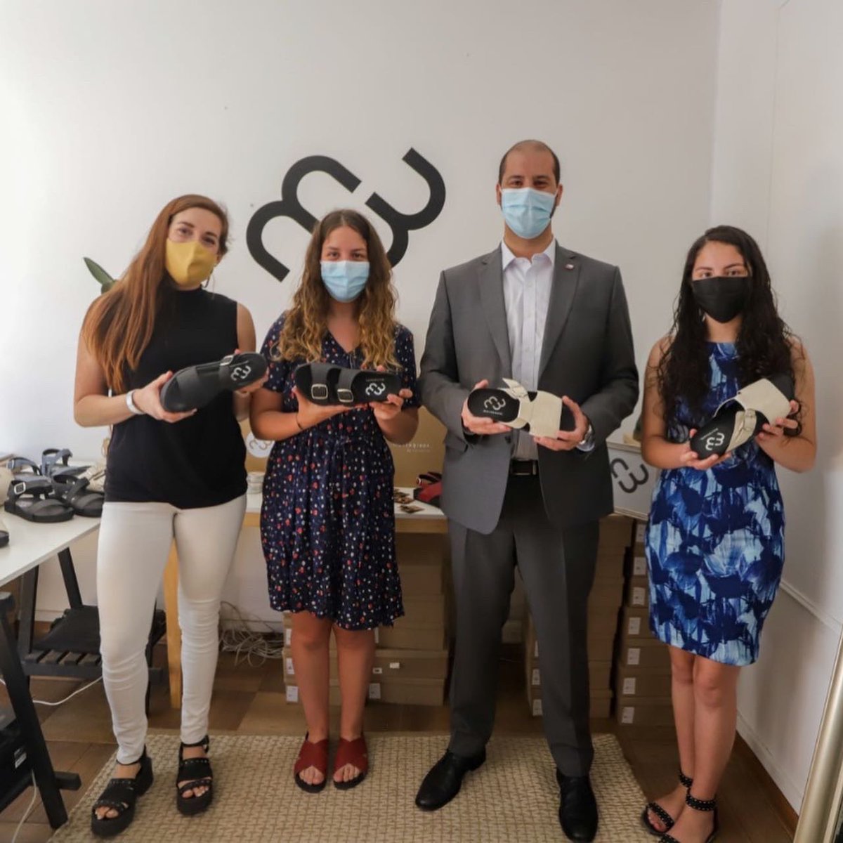 MMAChile's tweet photo. Hoy el ministro @jnaranjosolano (@MMAChile) llegó hasta las oficinas de #mariabooth quienes han innovado con calzado vegano hecho con fibra vegetal que se puede obtener en la plataforma @Mercadolibre👇 https://t.co/obPwndVD2s