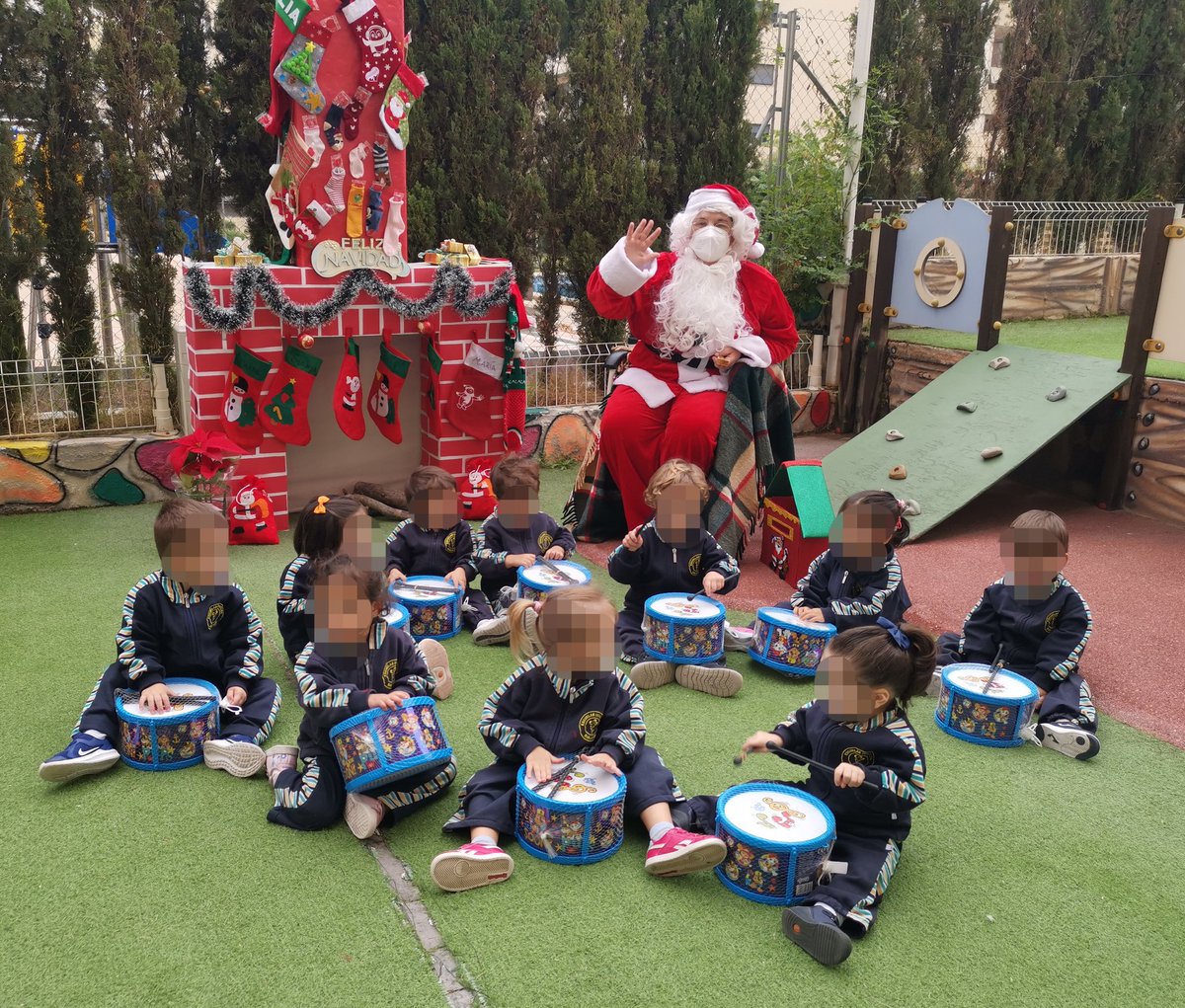 E_InfantileSXXI's tweet photo. Hoy en #MarniII hemos recibido una visita muy especial. Como este año hemos sido muy buenos, Papa Noel ha venido a traernos regalos a todos!! 🎅🎁🎄 https://t.co/9ULdFkF6xC