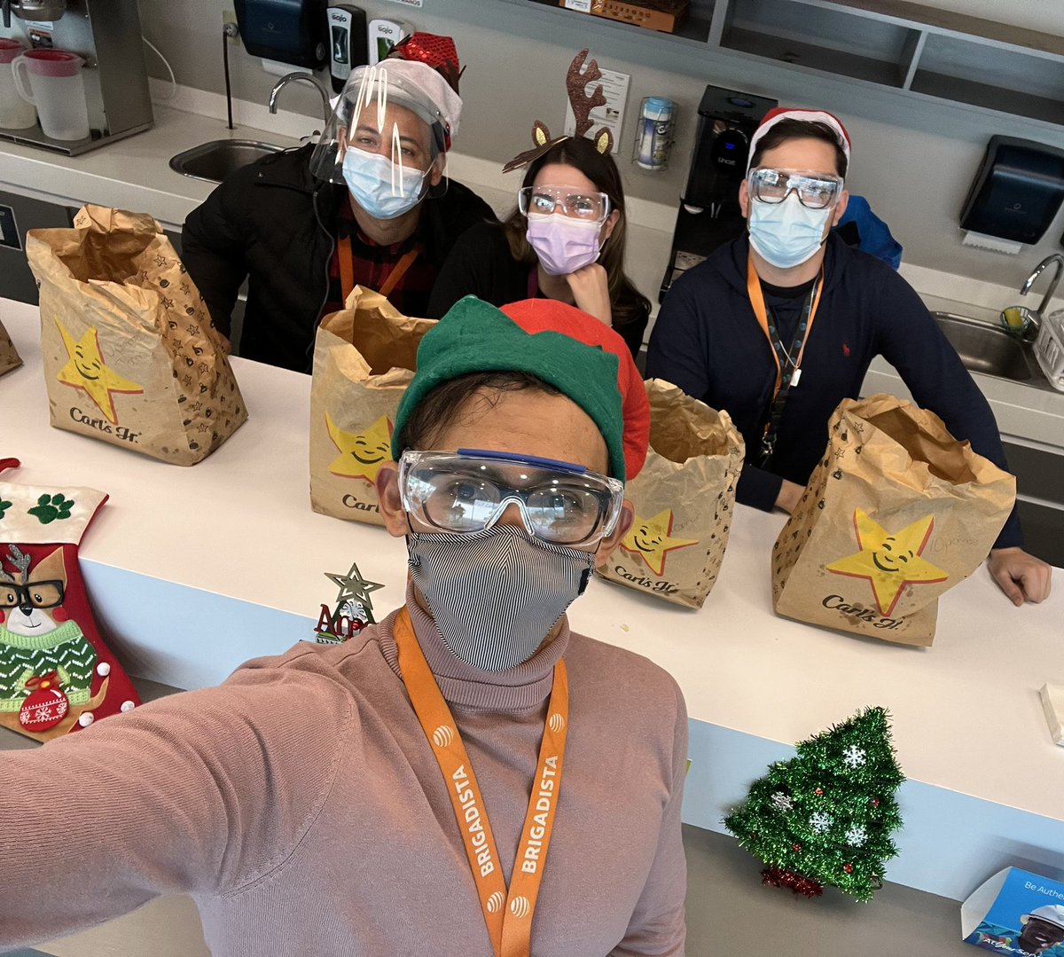 IvanJValentin's tweet photo. Delivering some tasteful Holiday’s spirit! Thanks @tonydiazatt @priscila_rizo @@SolizStrong  #LifeAtATT #Proud2bYoung #Hohoholidays let’s lift the holidays spirit one more time! https://t.co/ppu16SMgNl