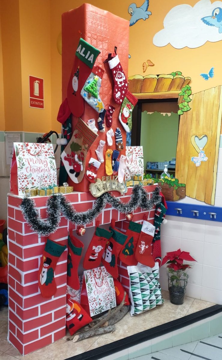 E_InfantileSXXI's tweet photo. Hoy en #MarniII hemos recibido una visita muy especial. Como este año hemos sido muy buenos, Papa Noel ha venido a traernos regalos a todos!! 🎅🎁🎄 https://t.co/9ULdFkF6xC