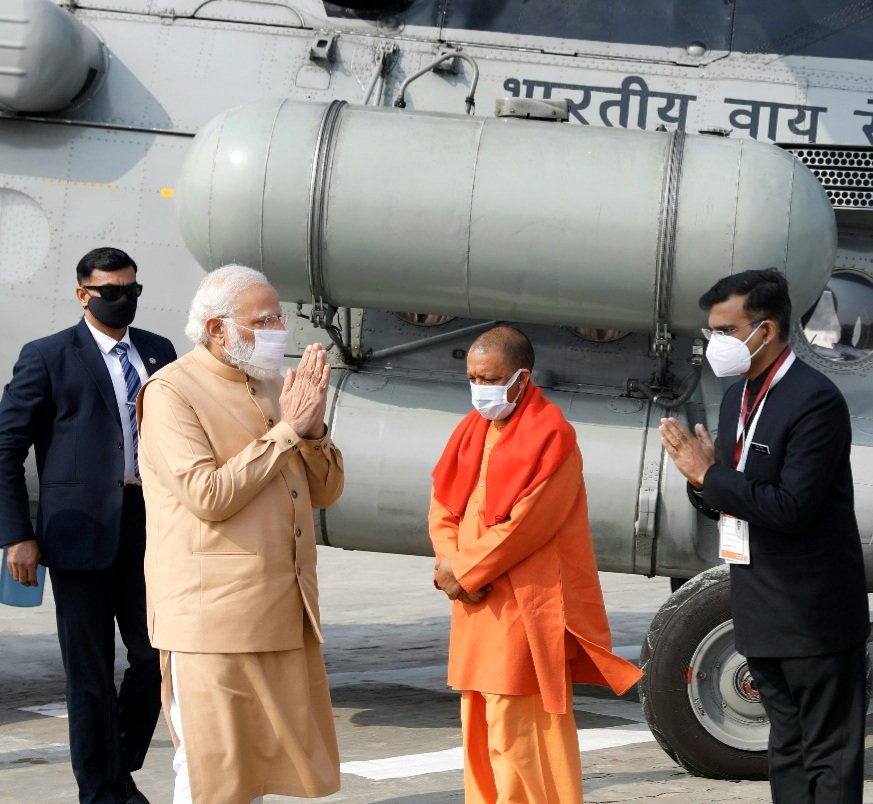 मा. प्रधानमंत्री जी के प्रयागराज आगमन पर उनके स्वागत करने का अवसर प्राप्त हुआ. @PMOIndia @CMOfficeUP #NariShaktiDeshKiShakti