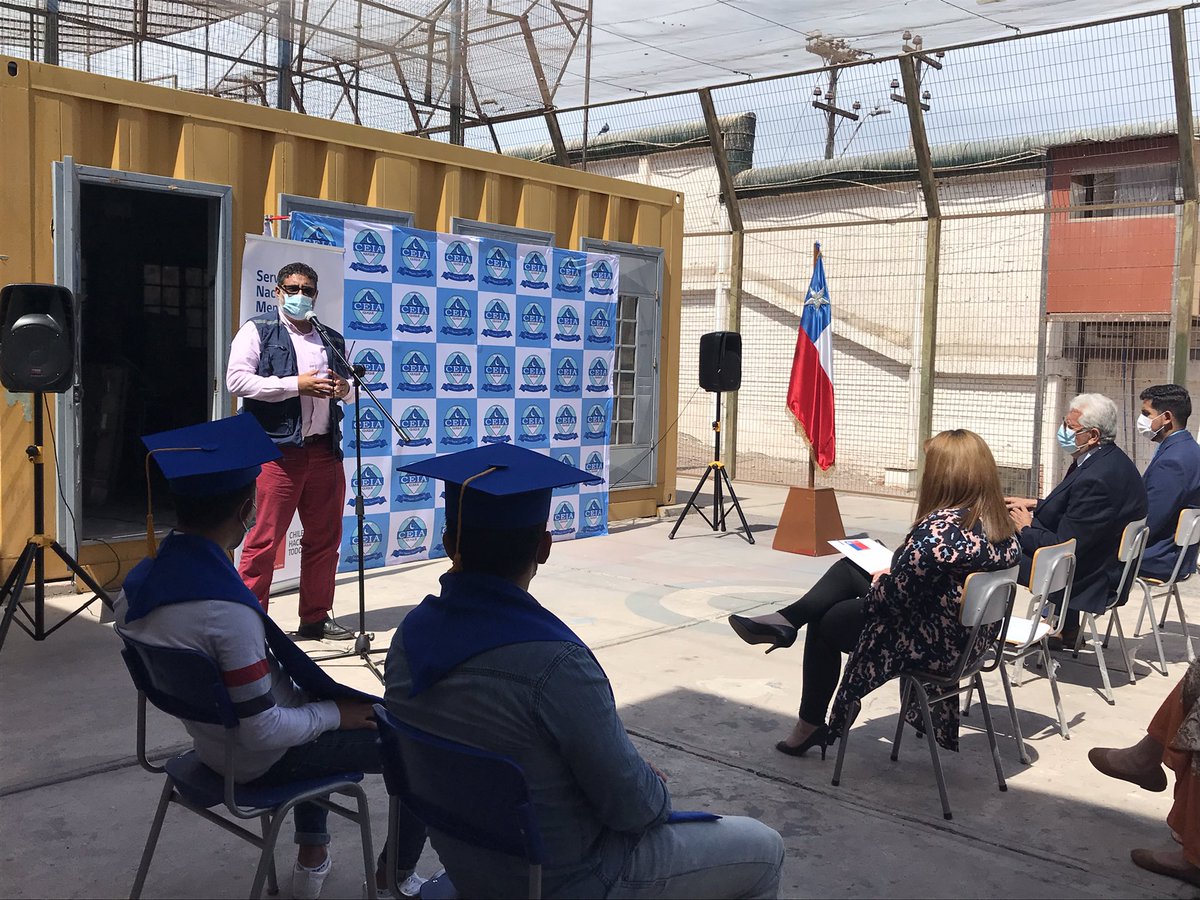 SenameTarapaca's tweet photo. 👨🏽‍🎓Dos jóvenes del Centro Privativo de Libertad de @SenameTarapaca se licenciaron de educación Básica y Media. Directora Regional(s) Andrea Briceño participó de ceremonia junto a Director del Centro y del Liceo CEIA, además del equipo técnico y docente #JusticiayReinserciónJuvenil https://t.co/QIPKO5NFUq